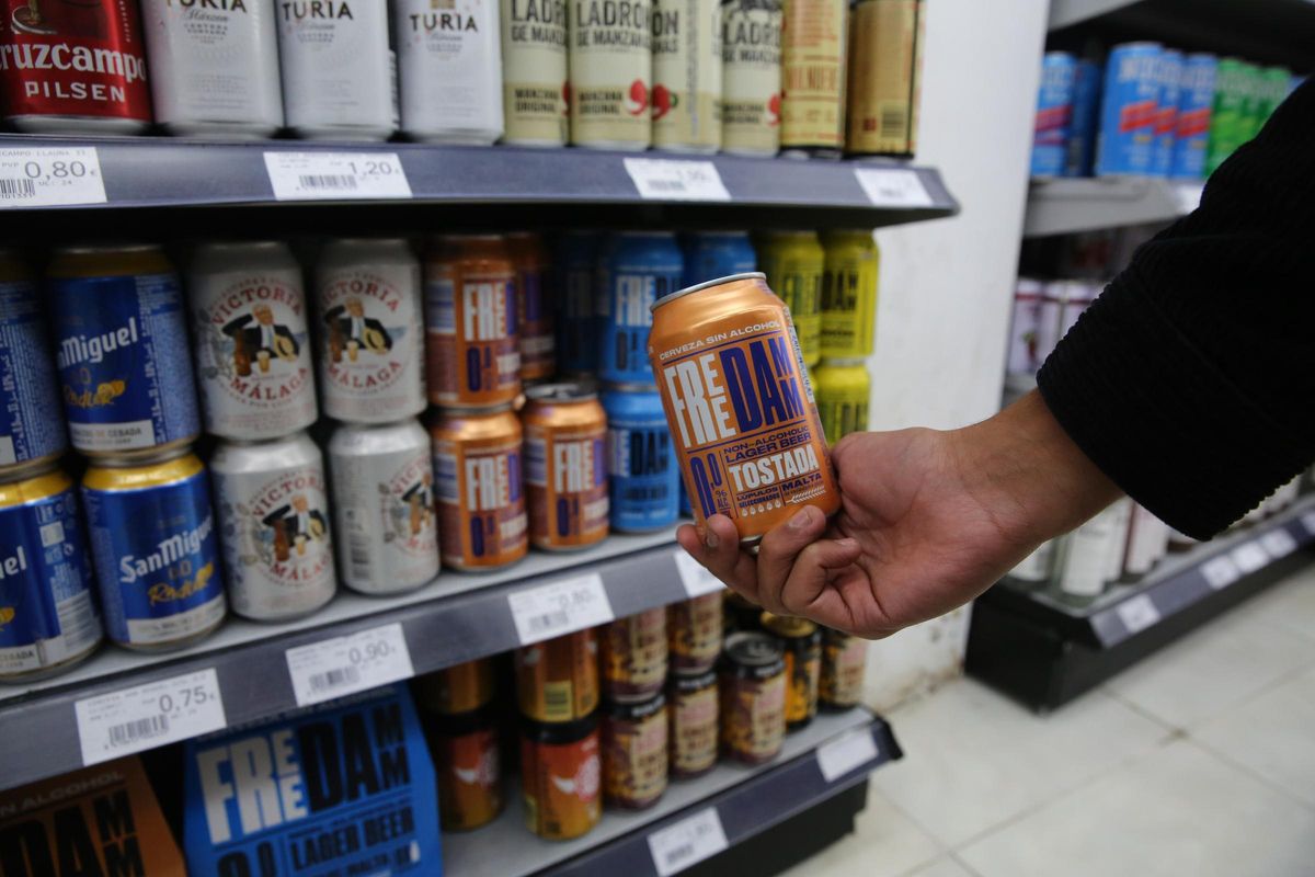 Un cliente compra cerveza sin alcohol en un supermercado