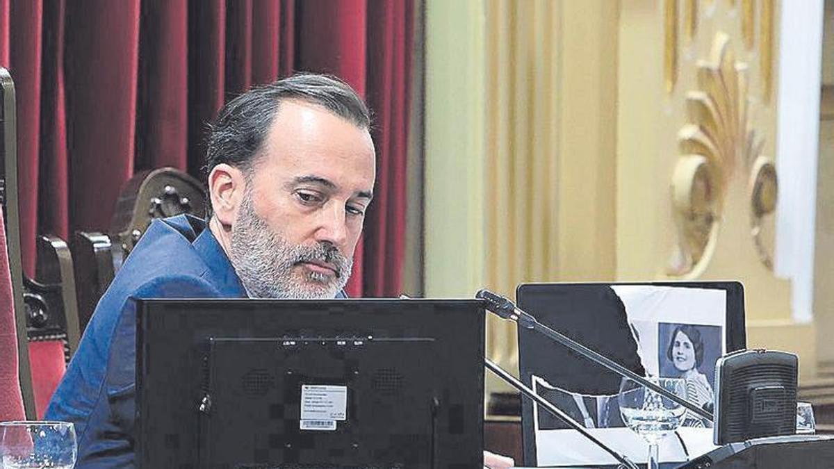 El presidente del Parlament, Gabriel Le Senne, con la foto rasgada de Les Roges del Molinar.