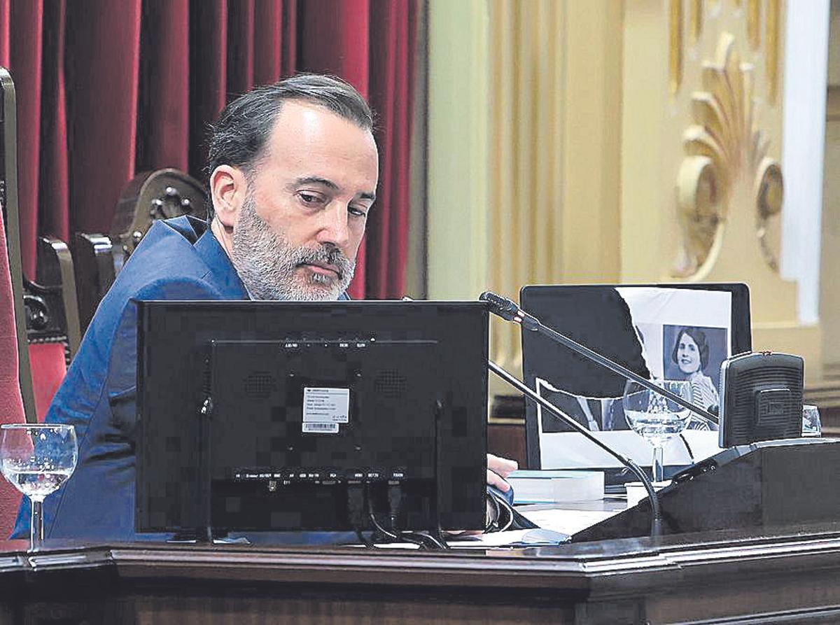 El presidente del Parlament, Gabriel Le Senne, con la foto rasgada de Les Roges del Molinar.