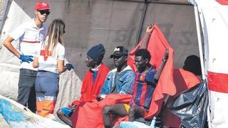 Rescatado un cayuco con 50 inmigrantes subsaharianos al sur de Gran Canaria