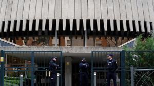 Policías ante la sede del Tribunal Constitucional en Madrid.