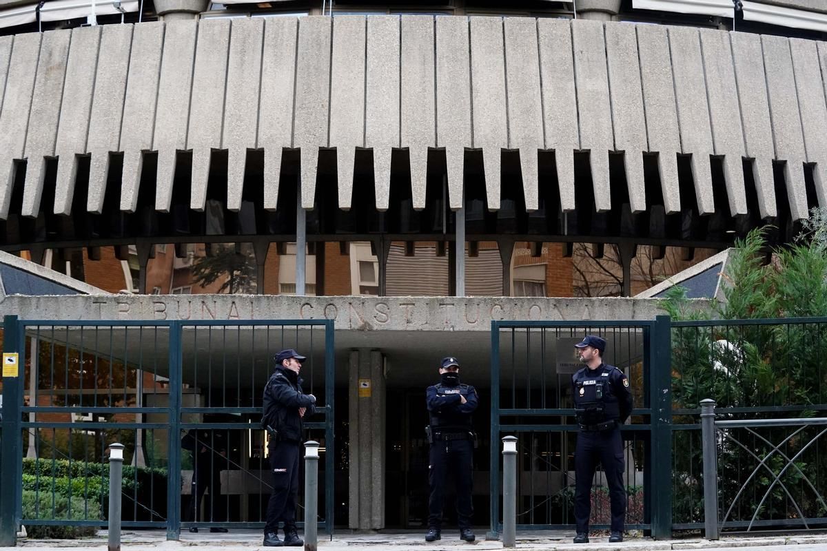 Policías ante la sede del Tribunal Constitucional en Madrid