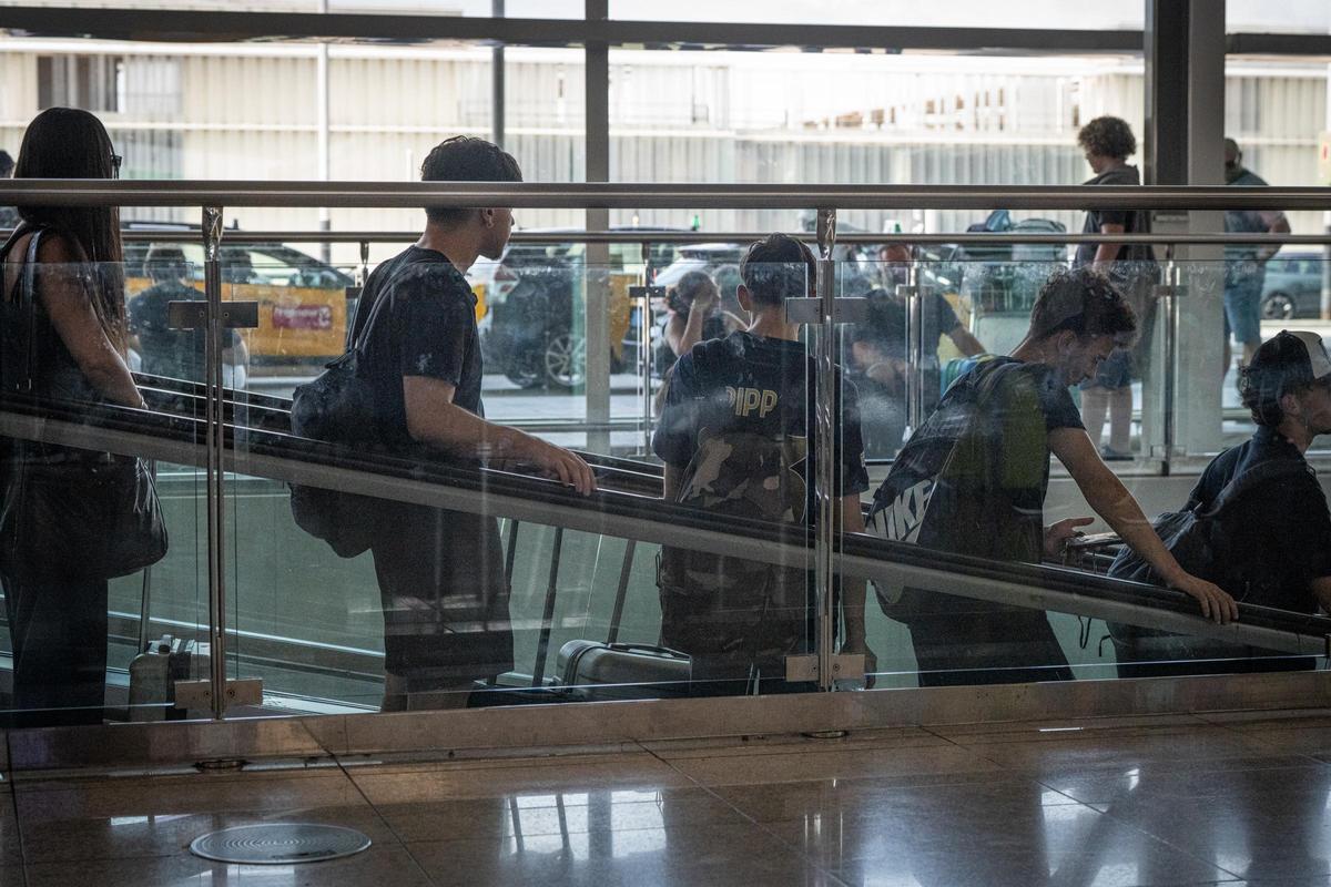 Pasajeros en el aeropuerto de Barcelona-El Prat durante una jornada de huelga de personal Pasajeros en el aeropuerto de Barcelona-El Prat durante una jornada de huelga de personal