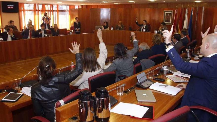 Imagen de los tres grupos municipales votando a favor de liberalizar la AP-9 desde Teis. // Alba Villar