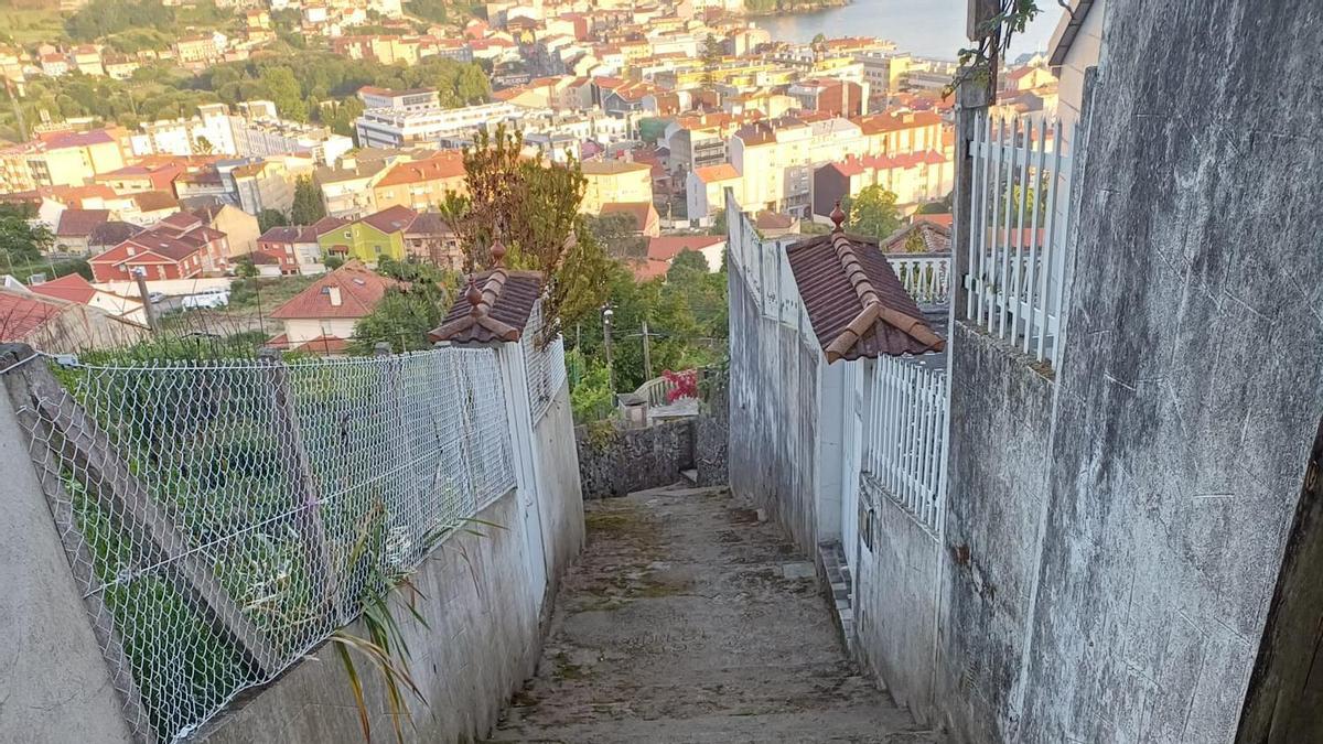 Escaleras desbrozadas en los últimos días por el Concello de Bueu.