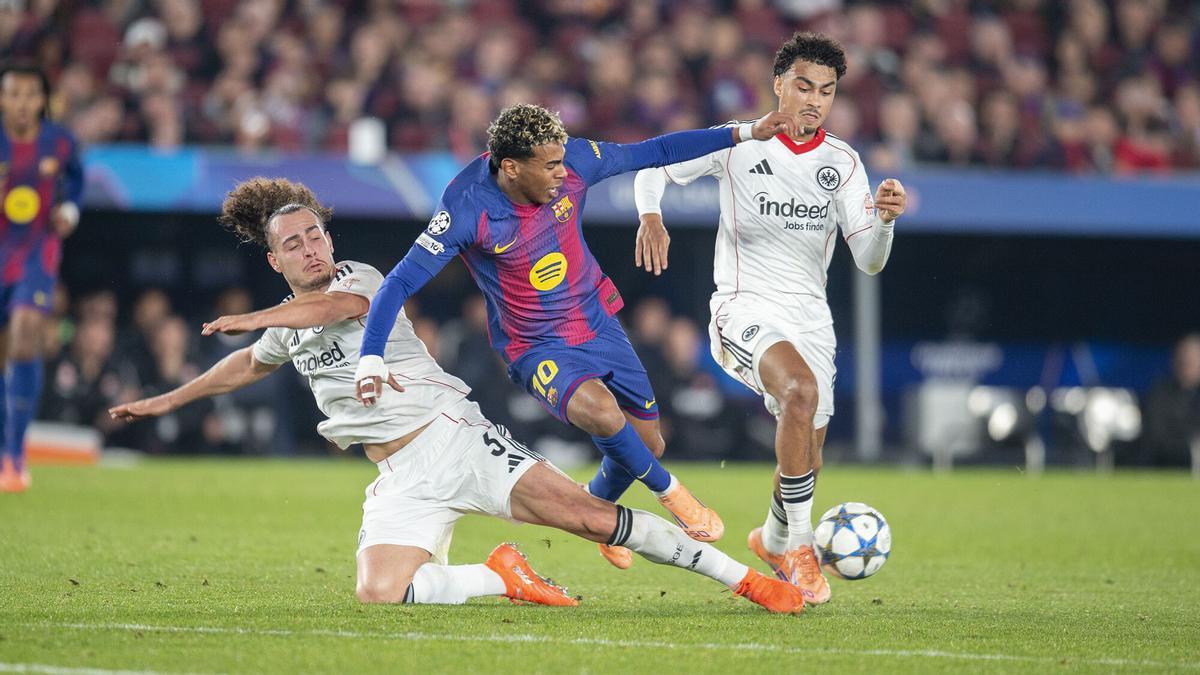 Barcelona 09.12.2025. Deportes. Amenda comete falta sobre Lamine durante el partido de fase de grupos de champions league entre el FC Barcelona y el Eintracht de Frankfurt en el Camp Nou. Fotografía de Jordi Cotrina