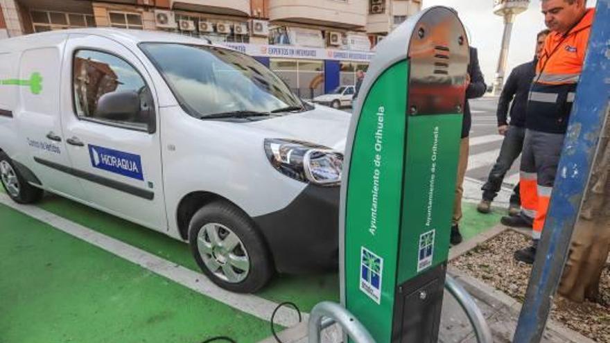 Uno de los puntos de recarga para vehículos eléctricos instalado en Orihuela.