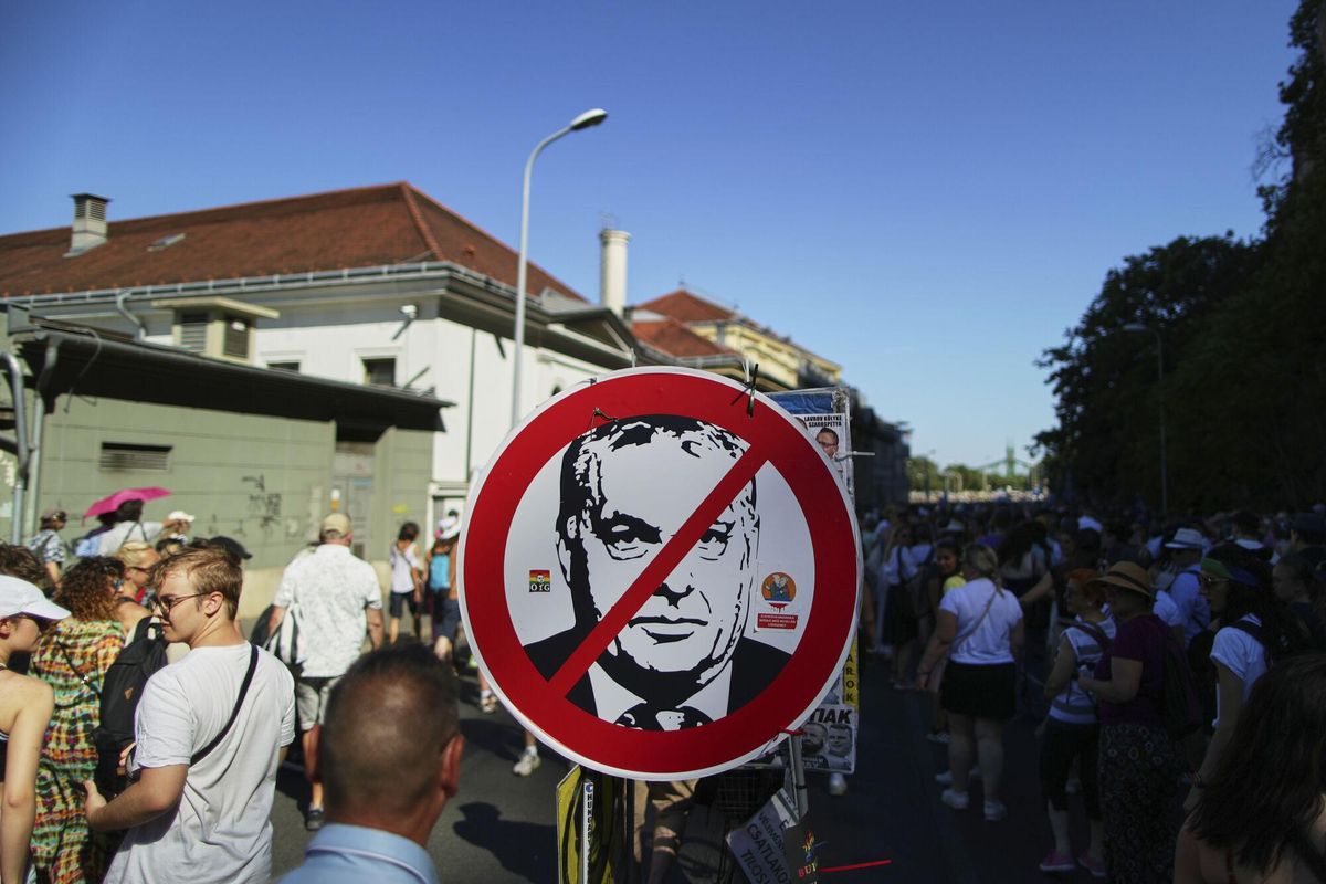 Participantes de la marcha del Orgullo caminan junto a una representación del primer ministro húngaro, Viktor Orbán, en Budapest, Hungría, el sábado 28 de junio de 2025. (Foto AP/Rudolf Karancsi)