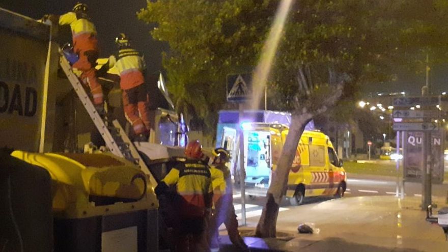 Rescatan del camión de la basura a una persona sin hogar que dormía en el interior de un contenedor en Las Palmas de Gran Canaria