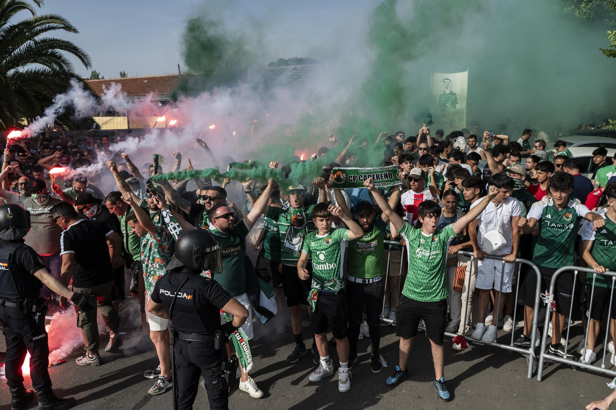 Las imágenes del ambiente en el Príncipe Felipe antes del Cacereño-Estepona