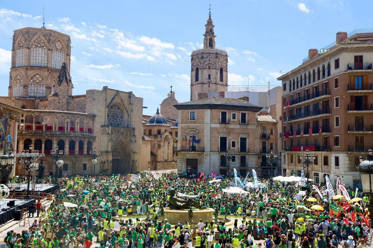 Así ha sido la marcha "histórica" de los profesores en València el día de la huelga