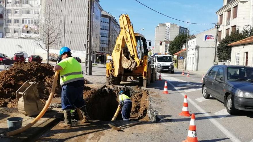 Vuelve a romper en dos tramos la tubería del agua de Vilagarcía en Doutor Tourón