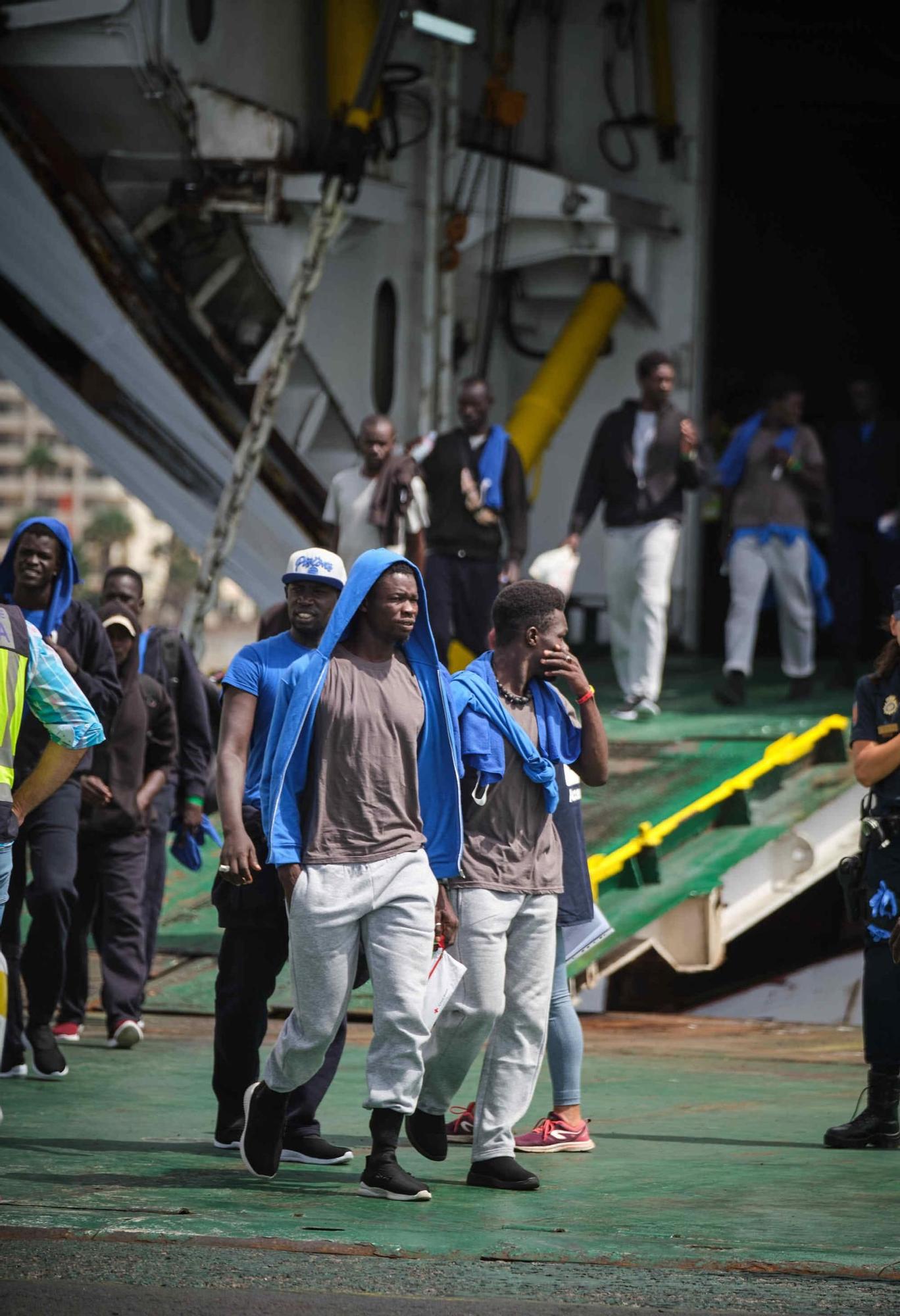 Llegada del ferry Armas con migrantes desde El Hierro