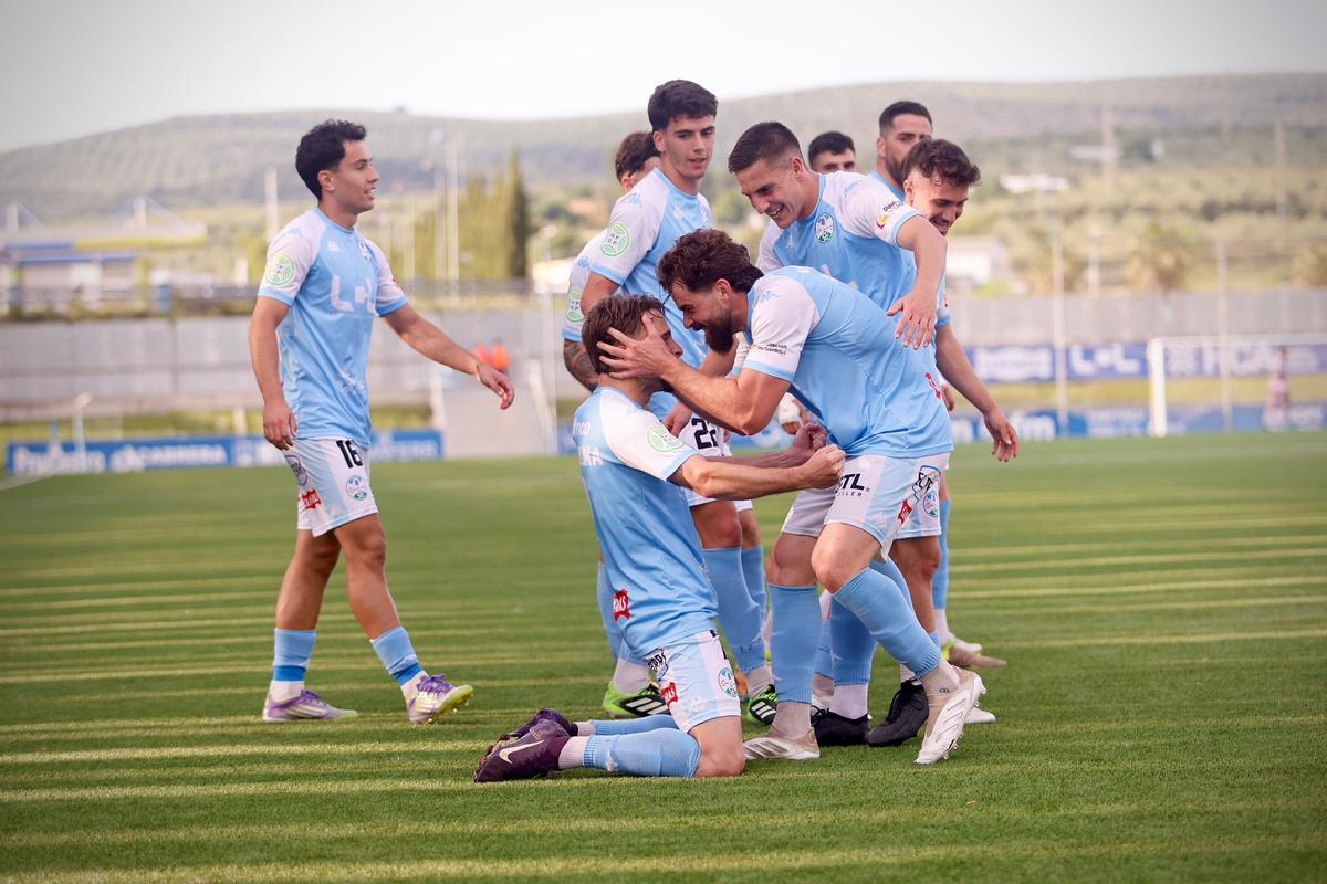 Los jugadores del Ciudad de Lucena celebran un gol ante el Tomares.