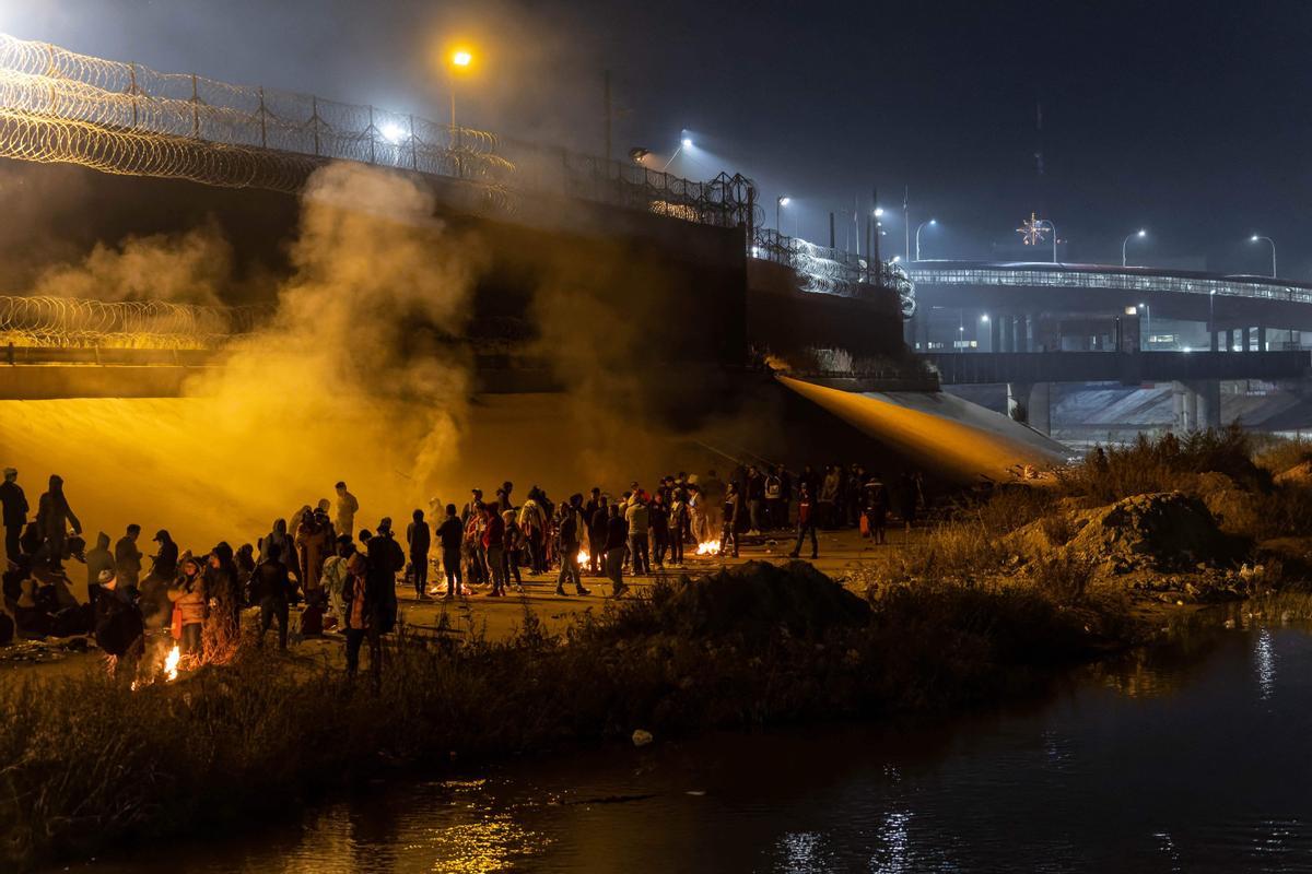 Un aluvión de inmigrantes cruzan Río Grande de Ciudad Juárez (México) a El Paso (Texas) ante un posible cambio en la política migratoria