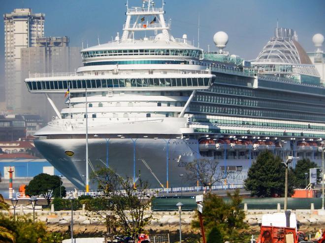 Crucero atracado en el puerto de La Coruña