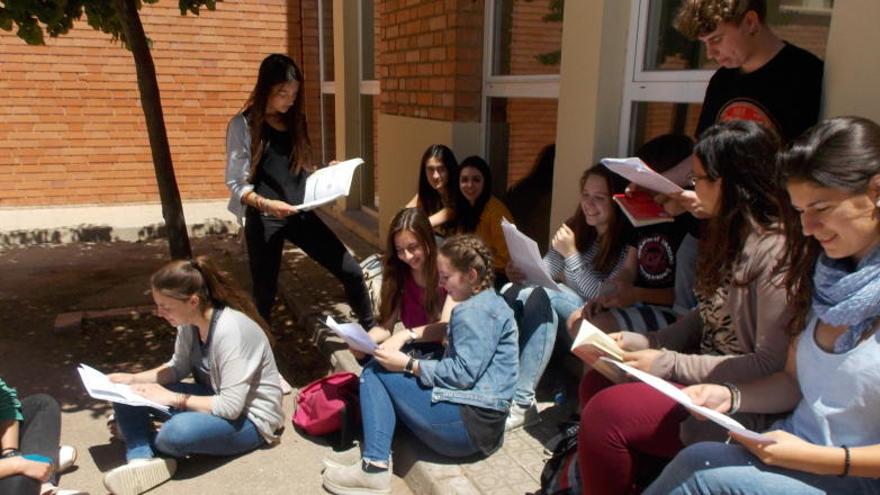 Alumnes esperant per fer un dels exàmens.