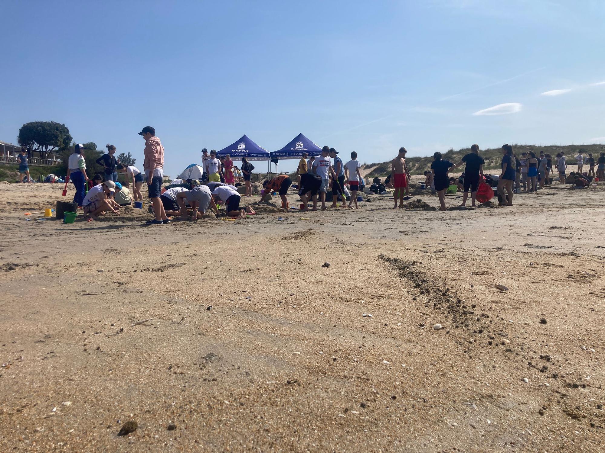 Participantes en la fiesta de las esculturas de arena desarrollada en A Lanzada, a instancias del IES Monte da Vila.