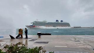 Tormenta en Mallorca │Un crucero rompe amarras en el puerto de Palma debido al fuerte viento e impacta con un petrolero