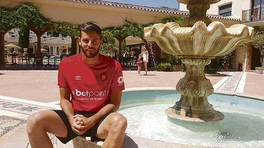 El delantero catalán Álex López posa en el Gran Hotel Benahavís Spa, durante el ´stage´ que el Real Mallorca está realizando en Málaga.