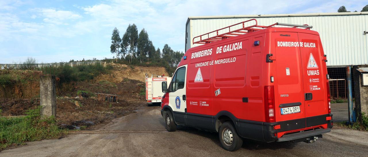 Servicios de emergencia acudiendo a un accidente laboral en un aserradero de Vilanova de Arousa