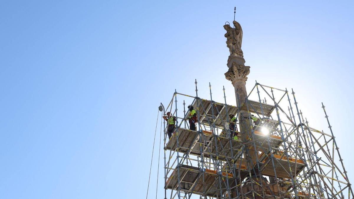 El espectacular andamio de 23 toneladas de hierro y 27 metros de altura que rodea al Triunfo de la Puerta del Puente para la limpieza y restauración del monumento.