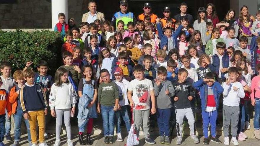 Alumnos del colegio Otero Pedrayo visitan el Concello de A Laracha