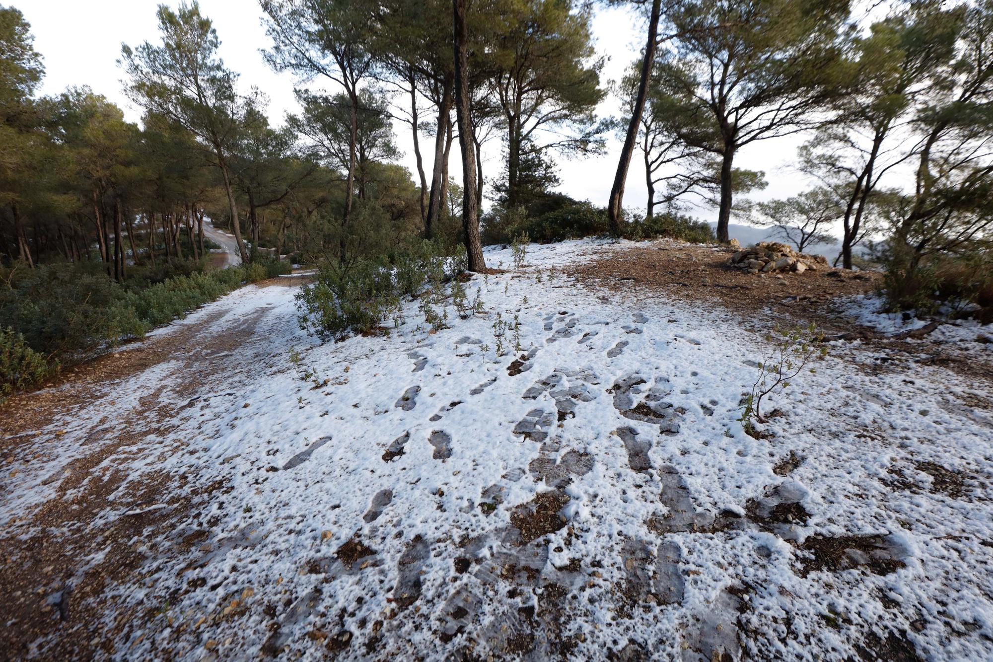 Bajada de temperaturas en Ibiza: Una manta de granizo cubre varias zonas de la isla