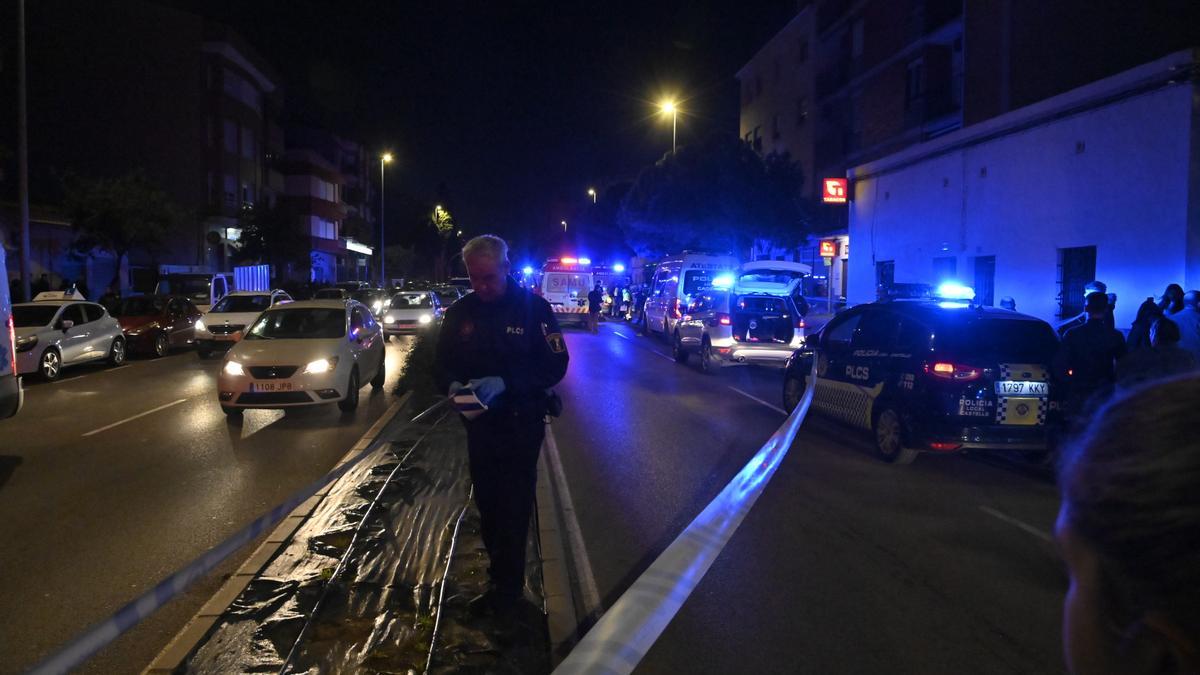 Un agente municipal acordona la zona del atropello múltiple en Castelló.