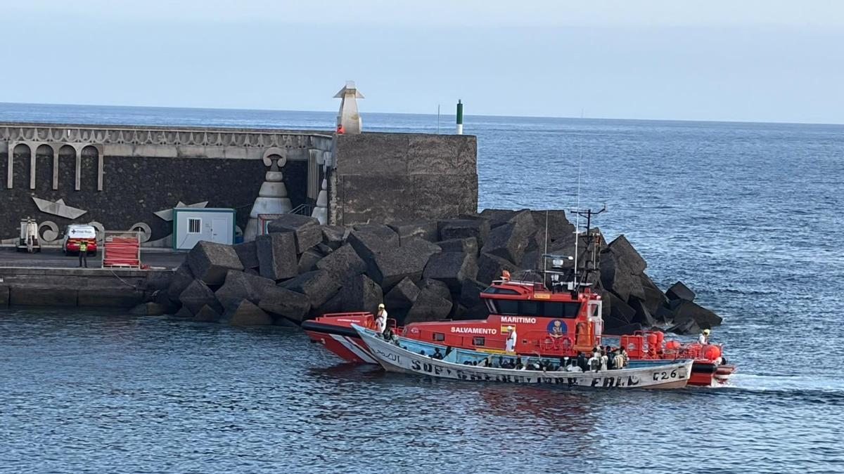 El cayuco llega a tierra firme en La Restinga.