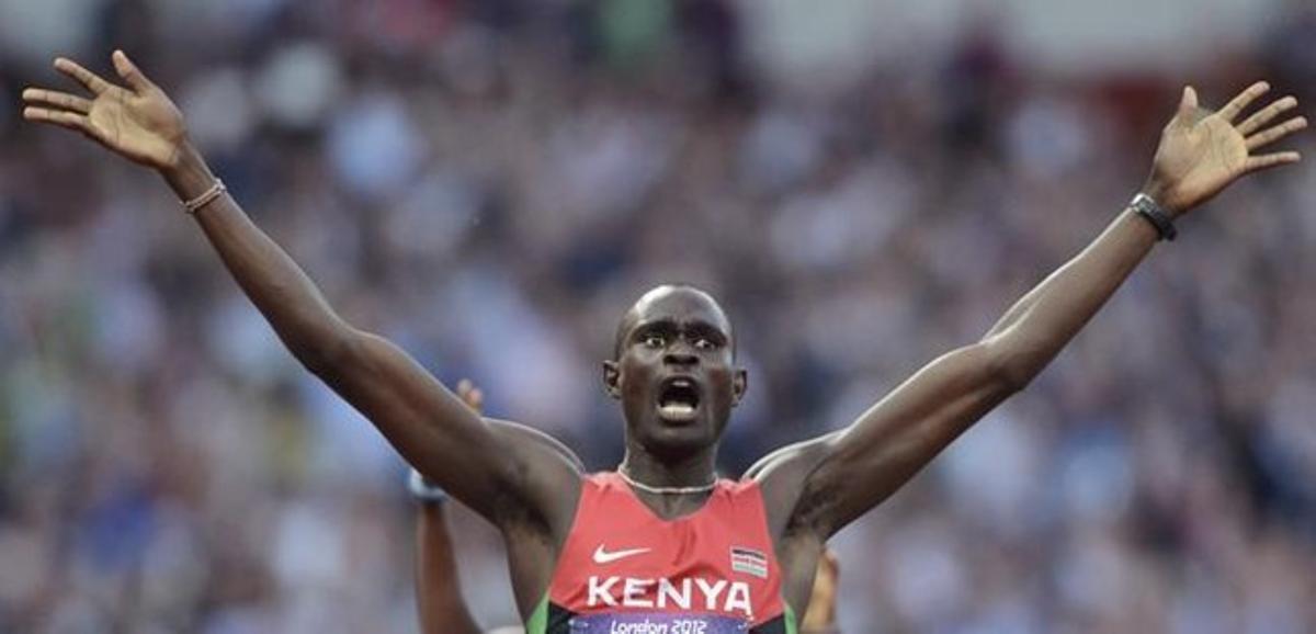 Rudisha entra en la meta de la final dels 800 metres.