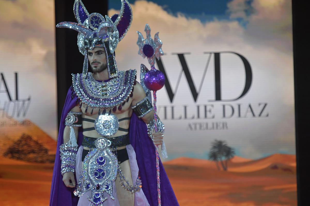 El desfile por el desierto de Willie Díaz.