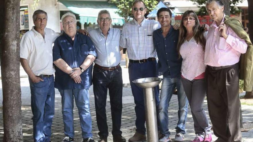 Antonio González, Celso García, Manuel Martínez, Carlos Sánchez, Lorenzo Maciel, Rocío Freire y Agustín Álvarez, en la    plaza de la Independencia de Vigo. // A. Irago