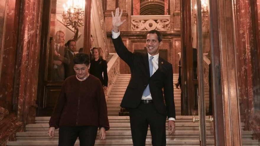 El presidente de la Asamblea venezolana, Juan Guaidó, con la titular de Exteriores. Arancha González Laya. // E.P.