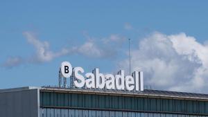 Archivo - Exterior de la sede de Banco Sabadell.