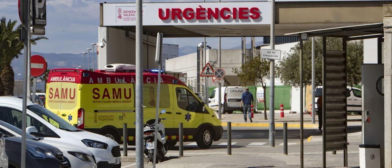 Una ambulancia llega al área de urgencias del hospital, en una imagen de archivo. | PERALES IBORRA