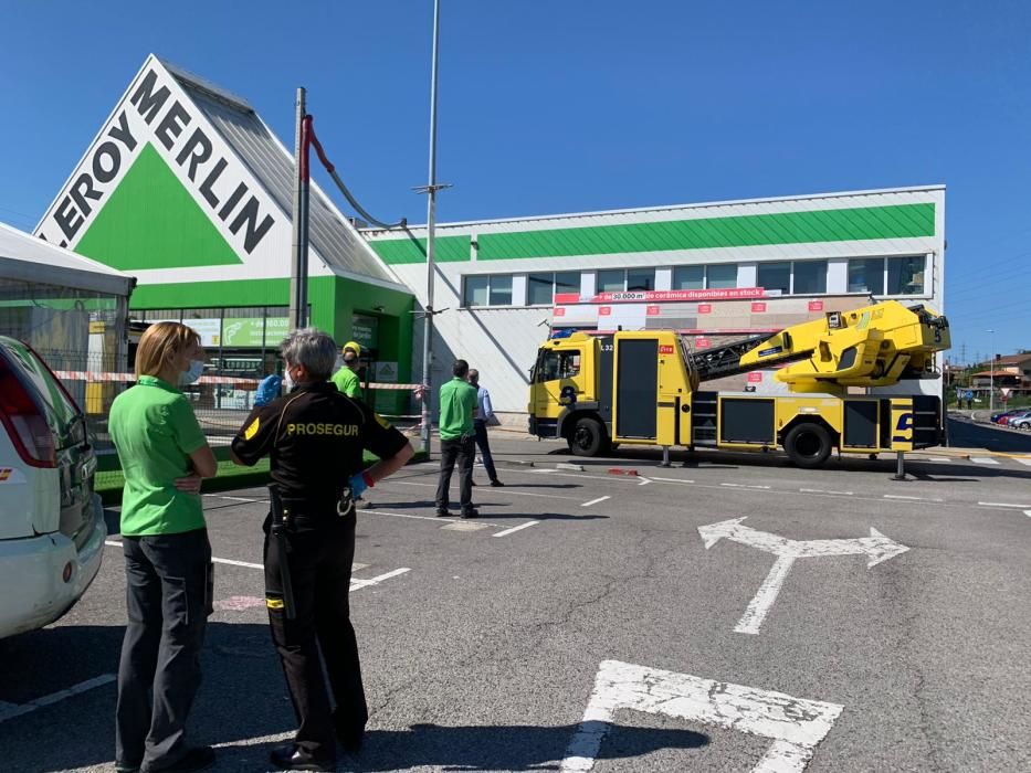 Desalojan un centro comercial por un incendio