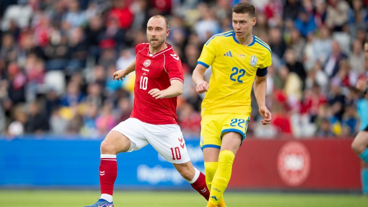 El danés Christian Eriksen en acción con el ucraniao Mykola Matviyenko durante el partido amistoso de fútbol entre Dinamarca y Ucrania en el Estadio de Odense, Dinamarca