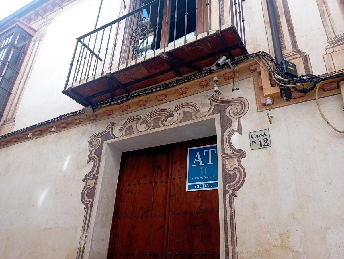 Edificio rehabilitado y con pinturas barrocas en la calle Hinestrosa.