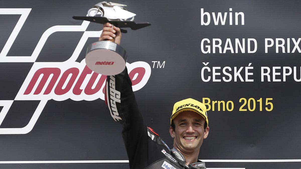 Johann Zarco, con el trofeo que lo acredita como ganador del GP de la República Checa de Moto2, en Brno