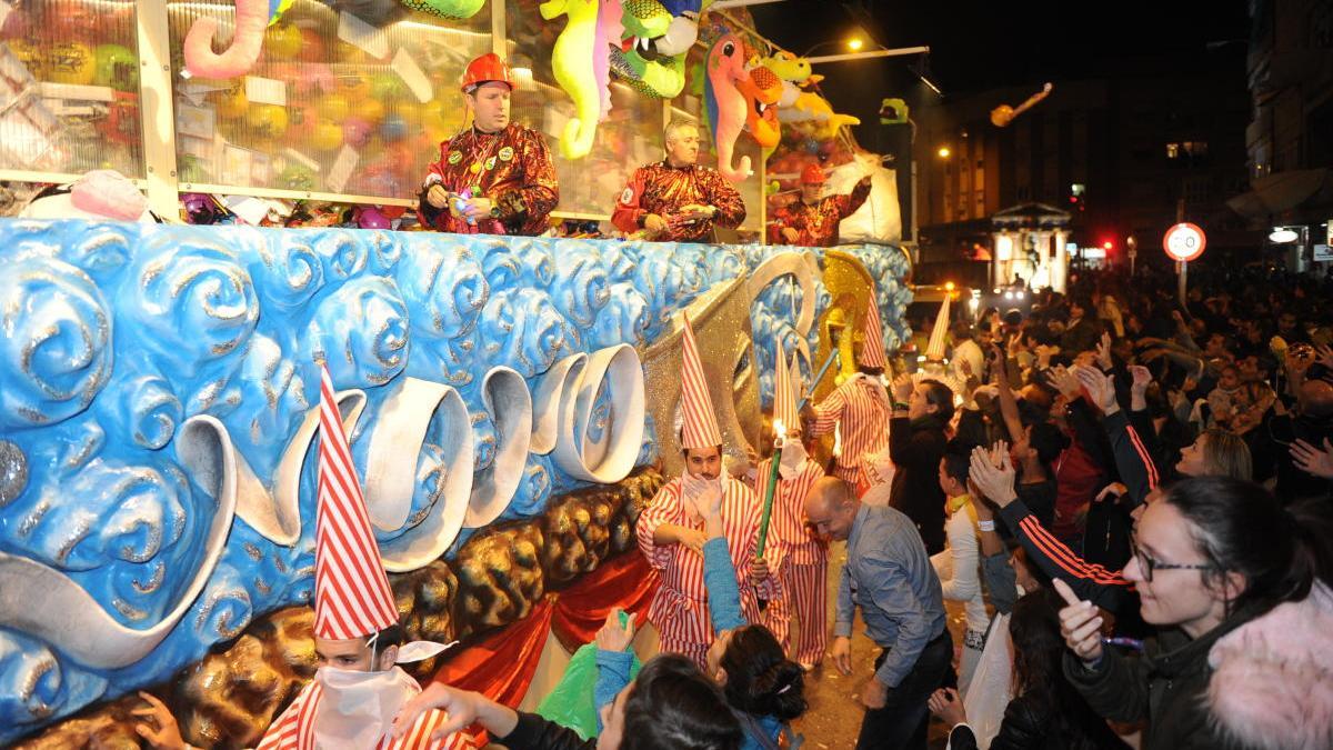 Carroza de Momo, a su paso por la Gran Vía de Murcia en el desfile del Entierro de la Sardina de otros años.