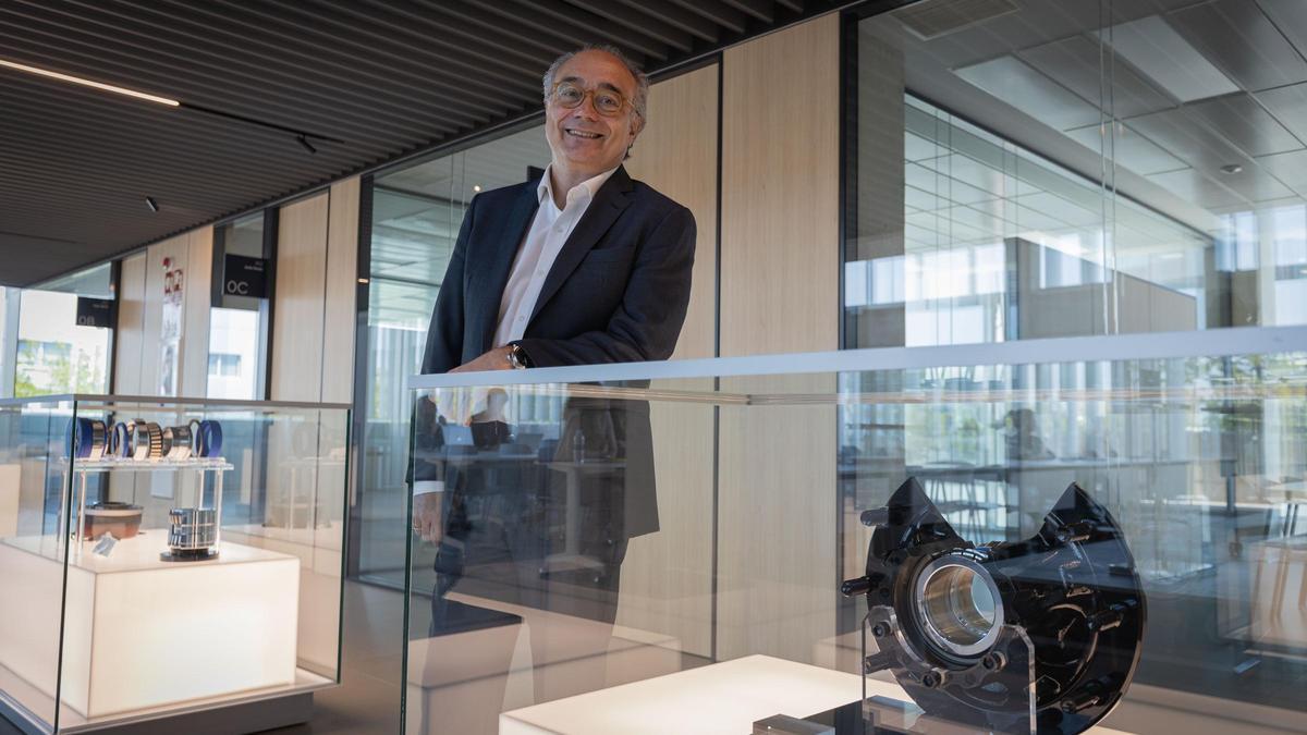 El nuevo CEO de la compañía, Rafael Paniagua, junto a un rodamiento en el Fersa Lab.