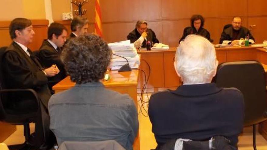 D&#039;esquena, Andreu Riba i Joan Tarrés, ahir durant el judici a Barcelona