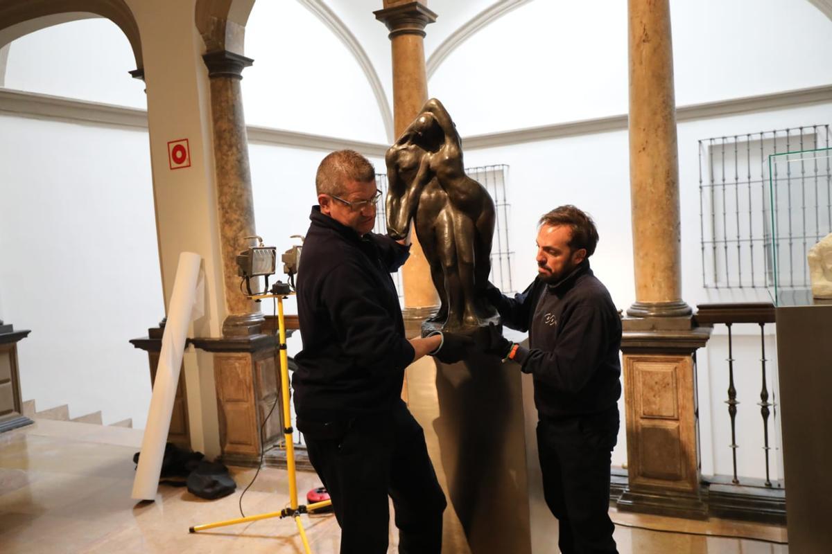 La escultura 'La pareja' con los operarios encargados de su traslado.