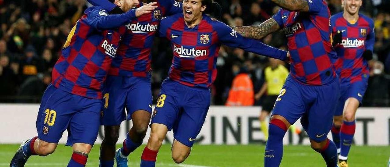 Messi, Ansu Fati, Riqui Puig y Arturo Vidal celebran el gol de la victoria del Barça.