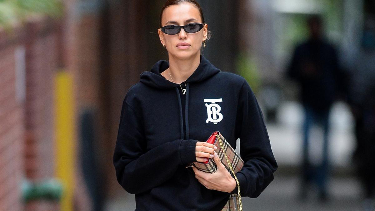 Irina Shayk con sudadera y minifalda por Nueva York