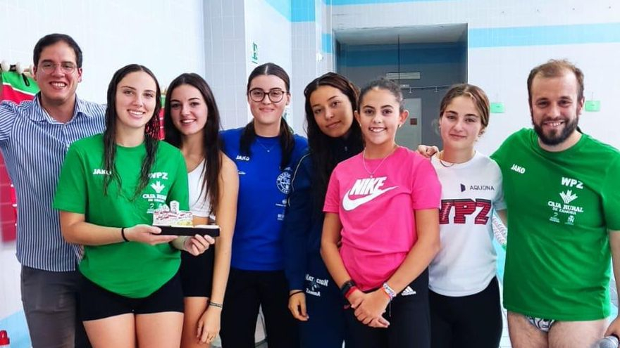 Foto de familia del equipo femenino del Waterpolo Zamora