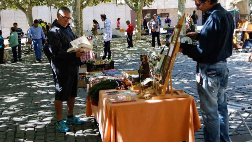 Artesanía, libros, adornos y mucho más en la plaza de Viriato