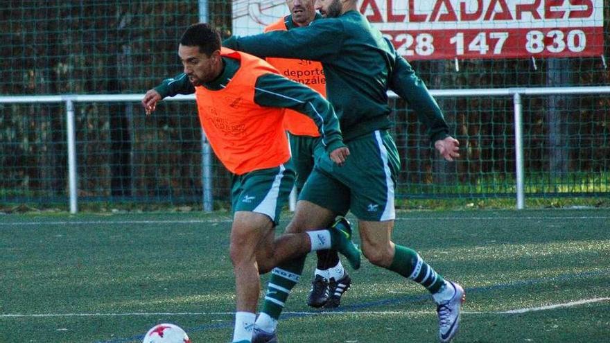 Silva presiona a Pablo García en el entrenamiento de ayer en las instalaciones de Fragoselo. // R.R.