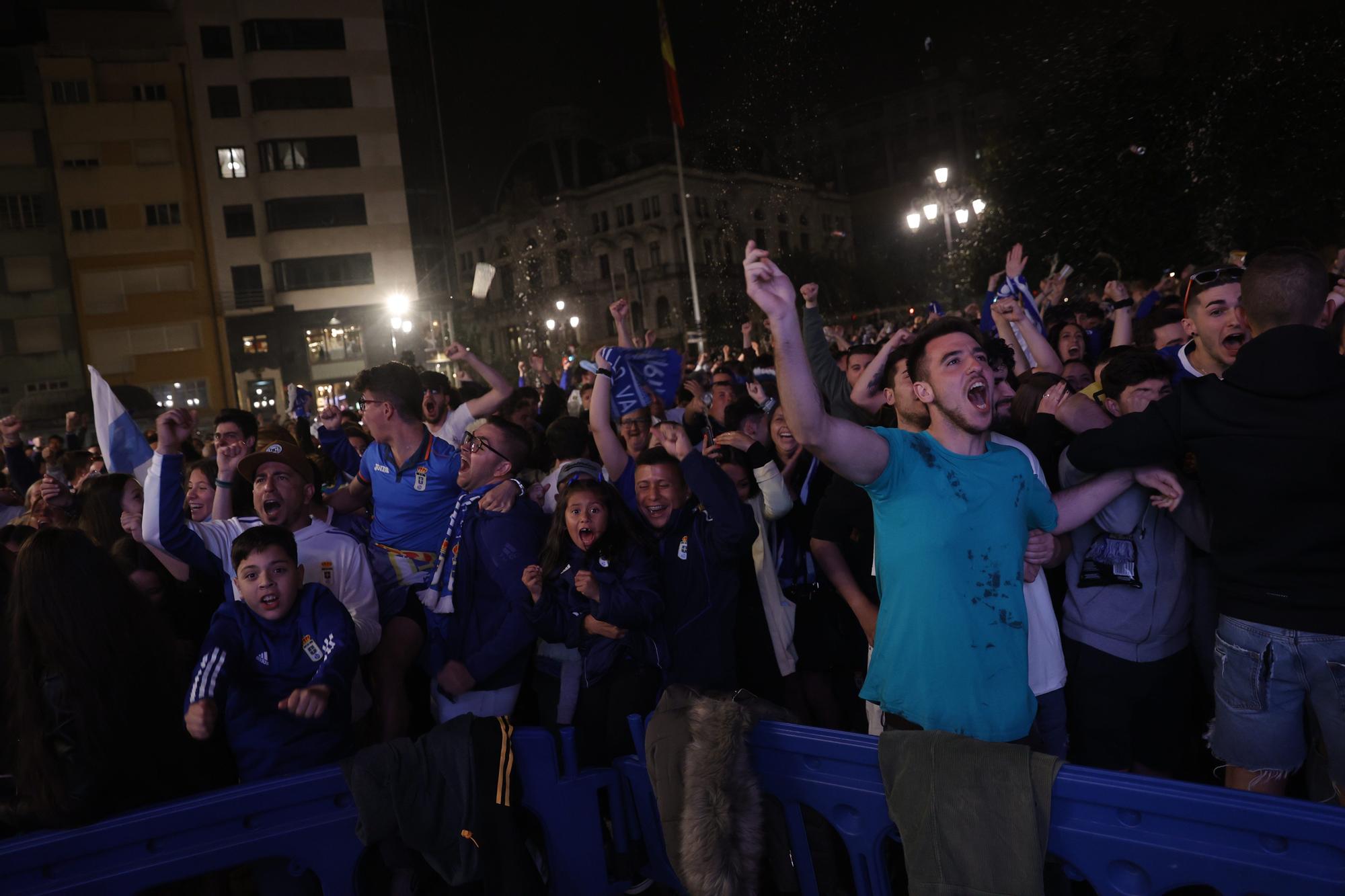 EN IMÁGENES: Así se desato locura azul en La Escandalera durante el derbi asturiano